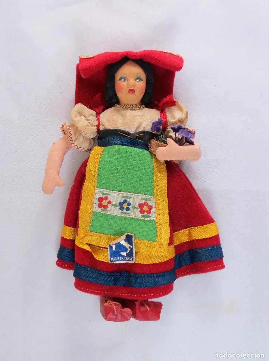Antig&uuml;edades: Boneca em pano com os trajes t&iacute;picos italianos; Altura &ndash; 18cm; Condi&ccedil;&atilde;o - muito boa.