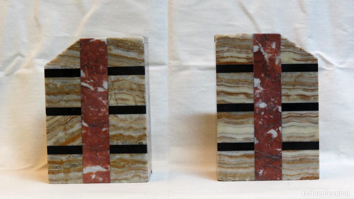 Antig&uuml;edades: Par de serra-livros Art Deco, em m&aacute;rmore; Circa 1940; Altura &ndash; 16cm; Condi&ccedil;&atilde;o &ndash; boa condi&ccedil;&atilde;o