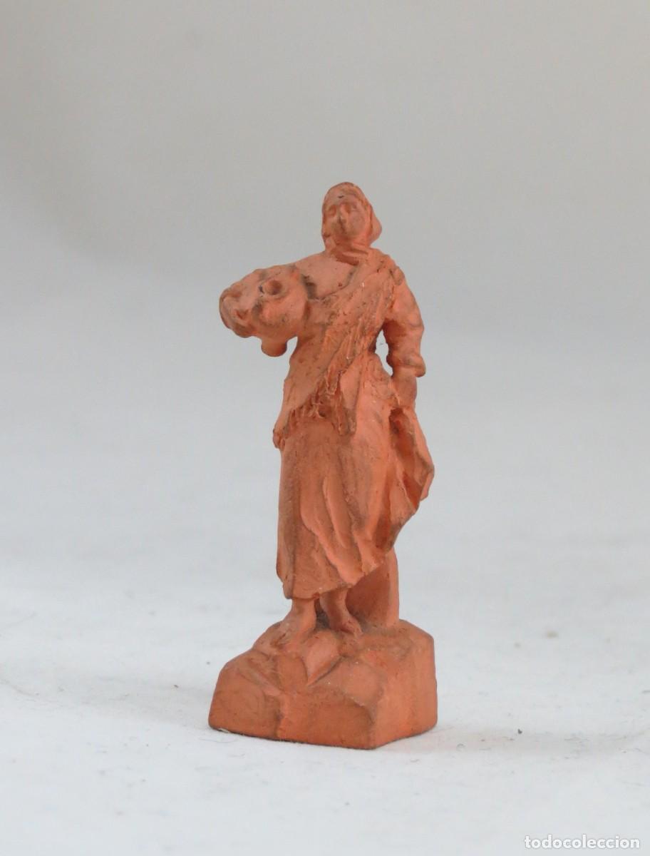 Antig&uuml;edades: Pequena figura de mulher assinada Rafael Bordalo Pinheiro; Datada de 1904; Marcada Fabrica Bordalo P