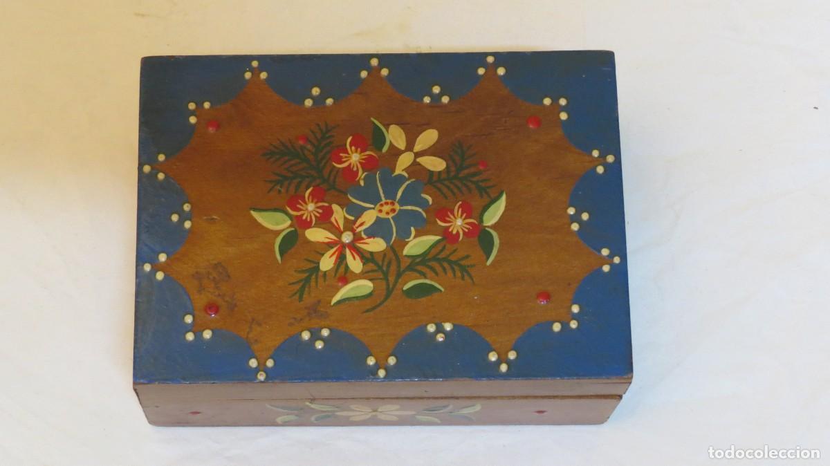 Antig&uuml;edades: Caixa portuguesa em madeira decorada com esmaltes; Marcada como &eacute; mostrado; Dimens&otilde;es 10.5cm x 7,5cm