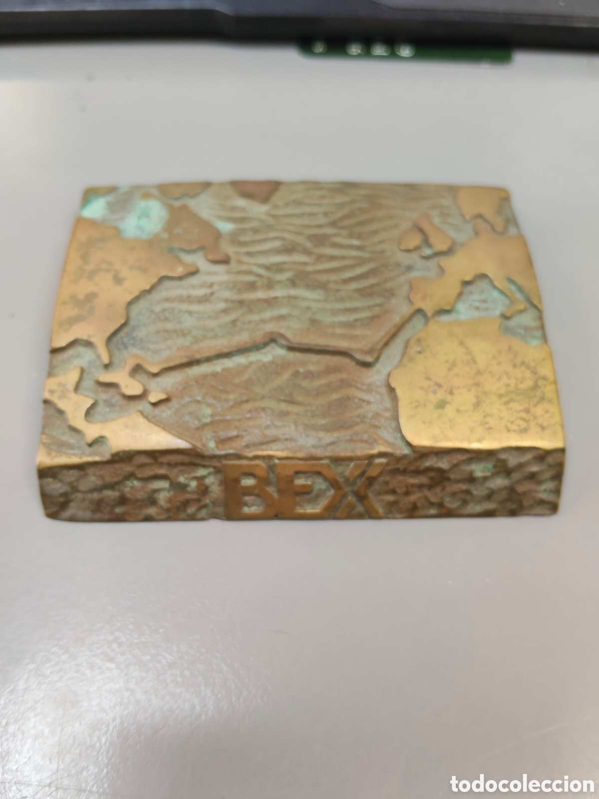 Antig&uuml;edades: Pisa papeles de bronce con dise&ntilde;o de mapamundi.BEX