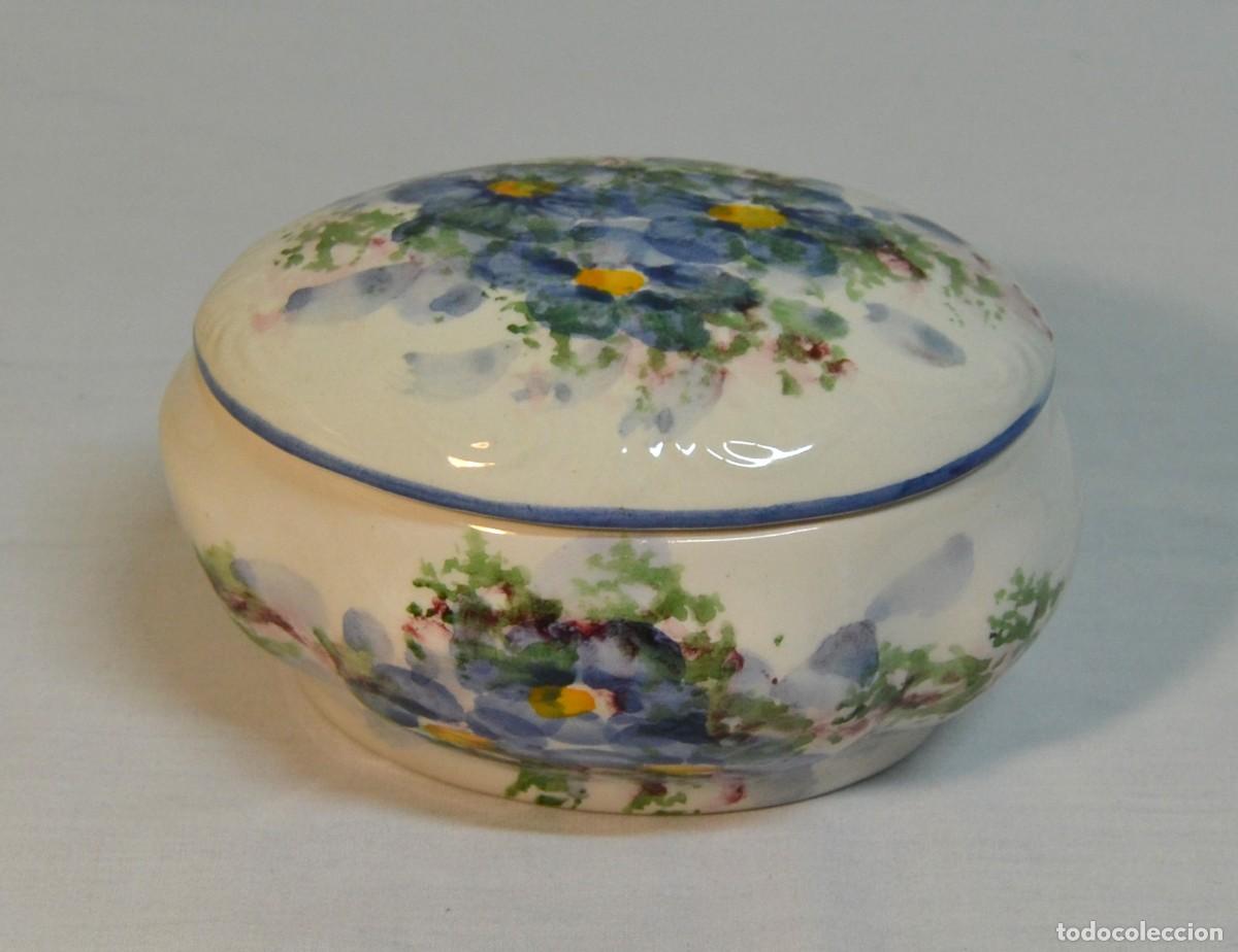 Antig&uuml;edades: Caixa regaleira, oval, em Faian&ccedil;a Portuguesa decorada com flores; Marcada &ndash; pintada &aacute; m&atilde;o; Altura co