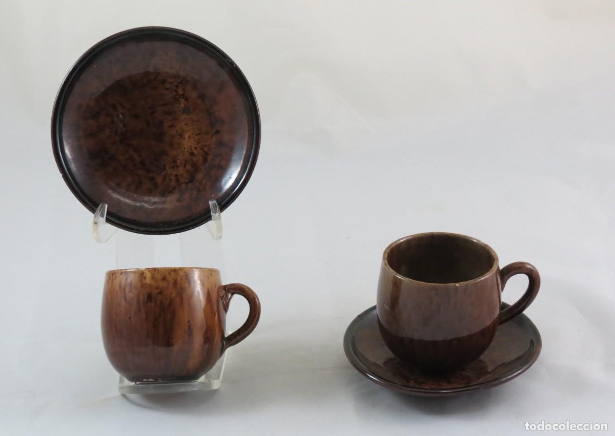 Antig&uuml;edades: Duas ch&aacute;venas com pires-Caldas da Rainha- em tons de castanho; N&atilde;o marcadas; Altura e di&acirc;metro da ch