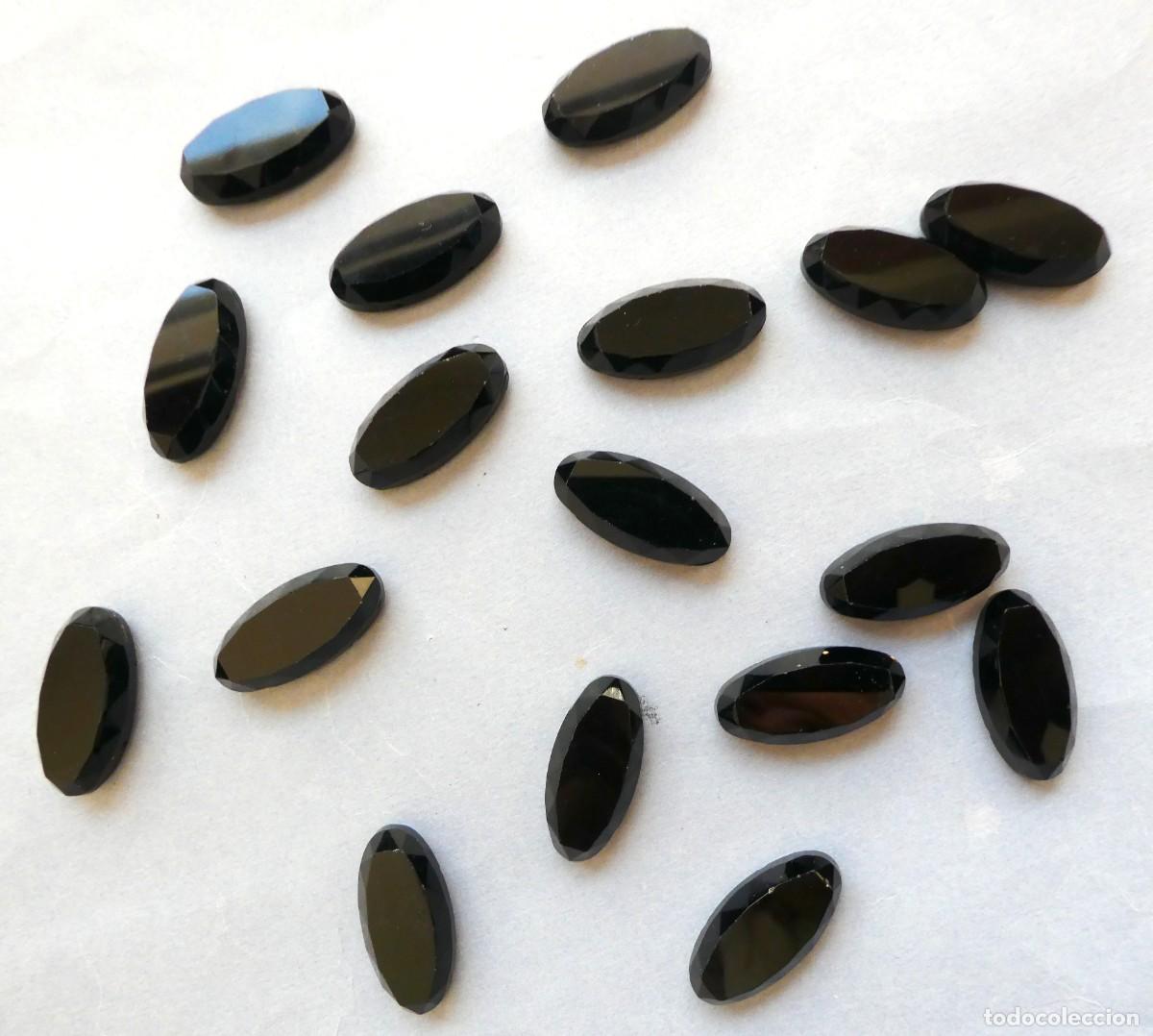 Antig&uuml;edades: 18 ANTIGUAS PIEZAS DE AZABACHE O S&Iacute;MIL PPIO.S.XX