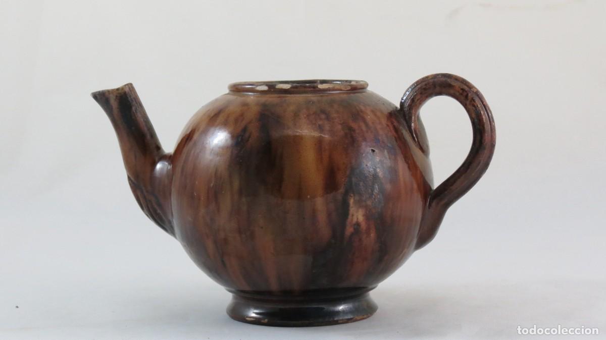 Antig&uuml;edades: Bule-Caldas da Rainha- em tons de castanho; N&atilde;o marcado; Altura&ndash; 10cm; Di&acirc;metro &ndash; 12cm; Condi&ccedil;&atilde;o &ndash; p