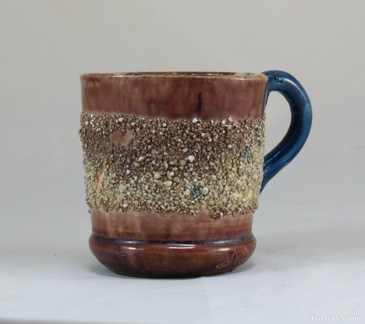 Antig&uuml;edades: Caneca Caldas da Rainha Em barro com cena er&oacute;tica; Altura &ndash; 9cm; Di&acirc;metro &ndash; 9cm; Condi&ccedil;&atilde;o &ndash; muito bo