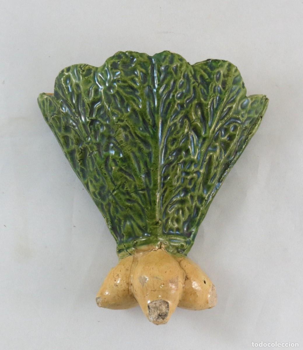 Antig&uuml;edades: Floreira de parede-Caldas da Rainha- forma de nabos; N&atilde;o marcado; Altura&ndash; 15cm; Condi&ccedil;&atilde;o &ndash; perfeito