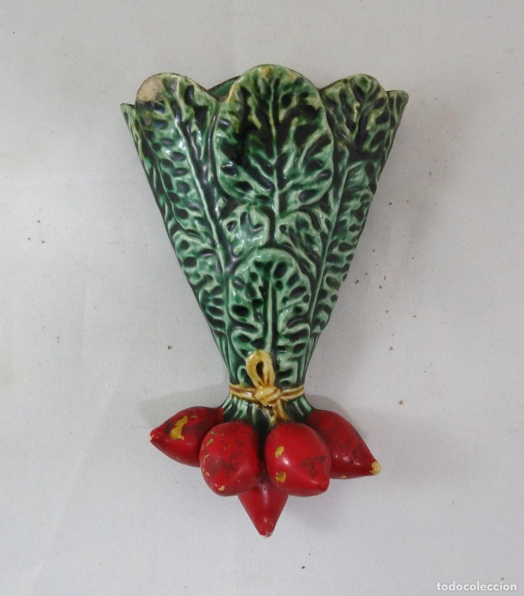 Antig&uuml;edades: Floreira das Caldas da Rainha com a forma de rabanetes; N&atilde;o marcada; Altura &ndash; 16cm; Condi&ccedil;&atilde;o &ndash; boa m