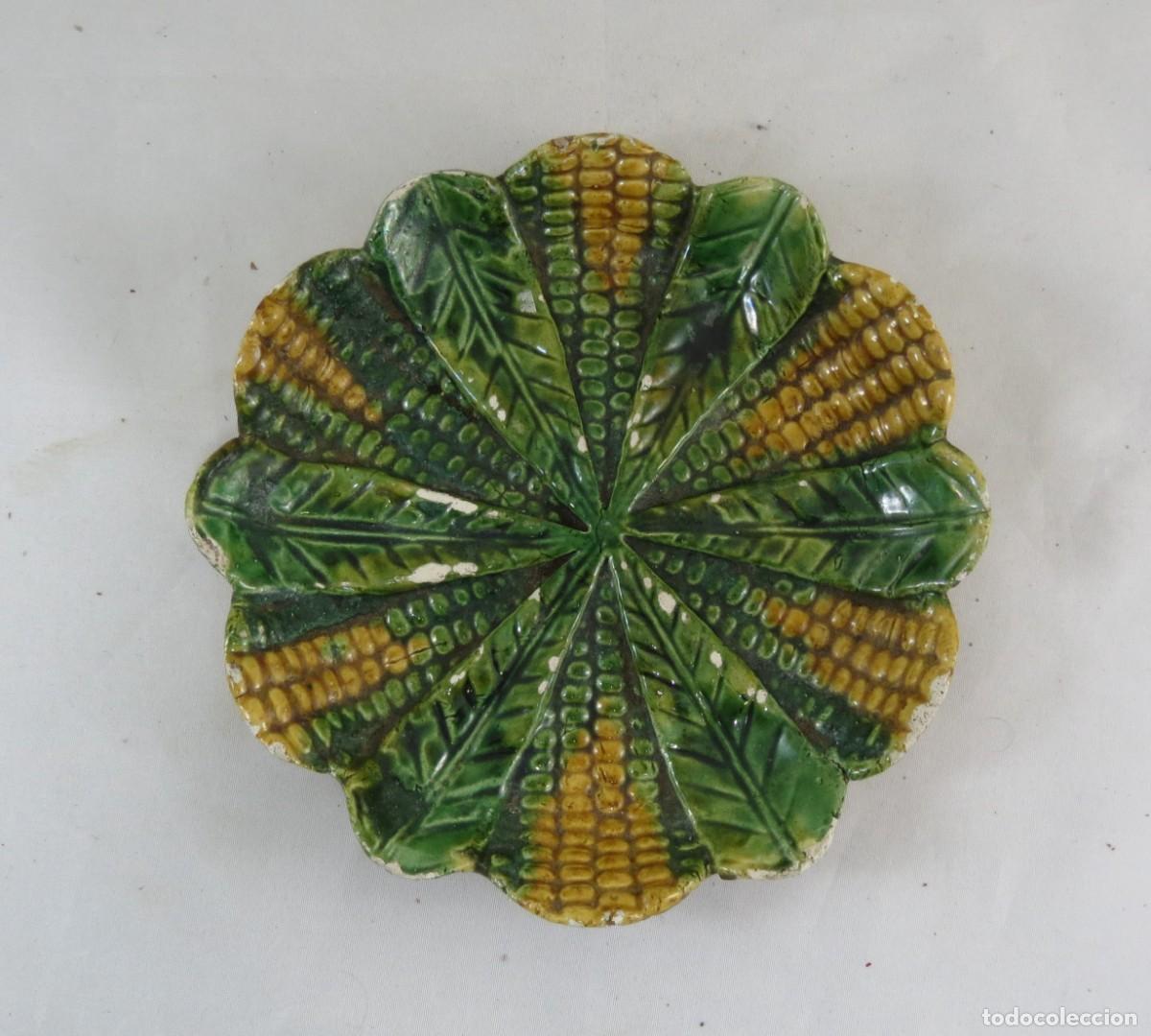 Antig&uuml;edades: Prato antigo Caldas da Rainha em relevo milho e verduras; N&atilde;o marcado; Di&acirc;metro &ndash; 18cm; Condi&ccedil;&atilde;o &ndash; b