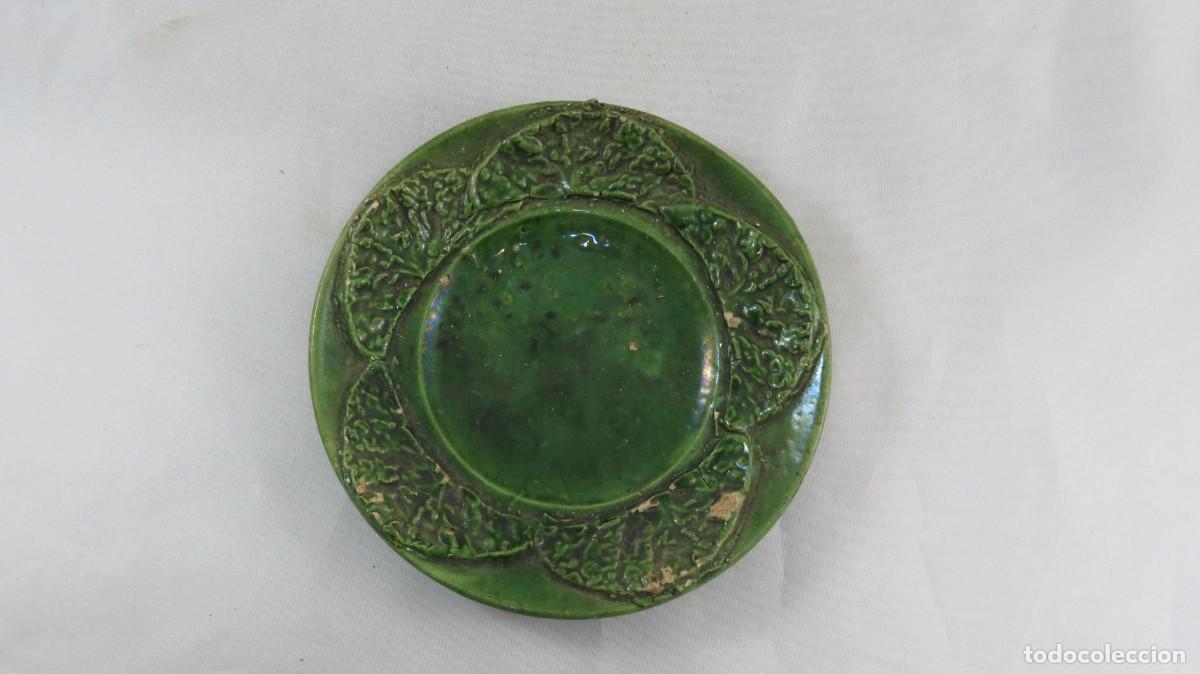 Antig&uuml;edades: Prato verde-Caldas da Rainha- folhas de couve em relevo; N&atilde;o marcado; Di&acirc;metro &ndash; 15cm; Condi&ccedil;&atilde;o &ndash;