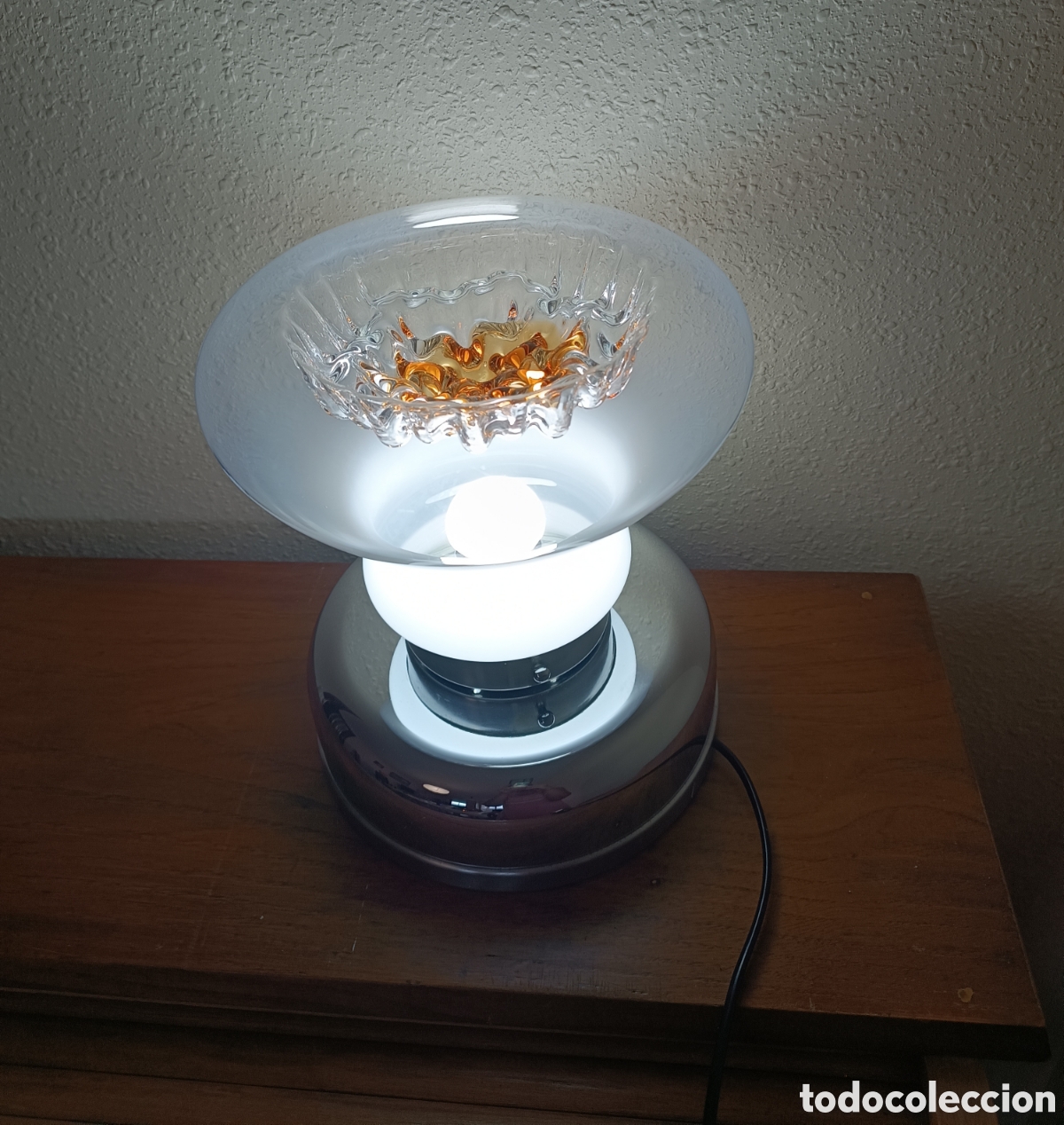 Antig&uuml;edades: Preciosa L&Aacute;MPARA de sobremesa con tulipa de cristal, de Dise&ntilde;o.