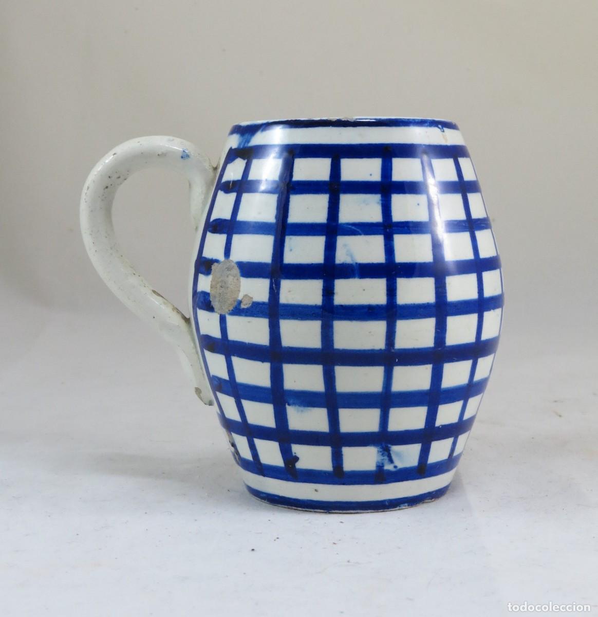 Antig&uuml;edades: Caneca faian&ccedil;a portuguesa decorada a azul e branco; Altura &ndash; 10cm; Di&acirc;metro &ndash; 10cm;