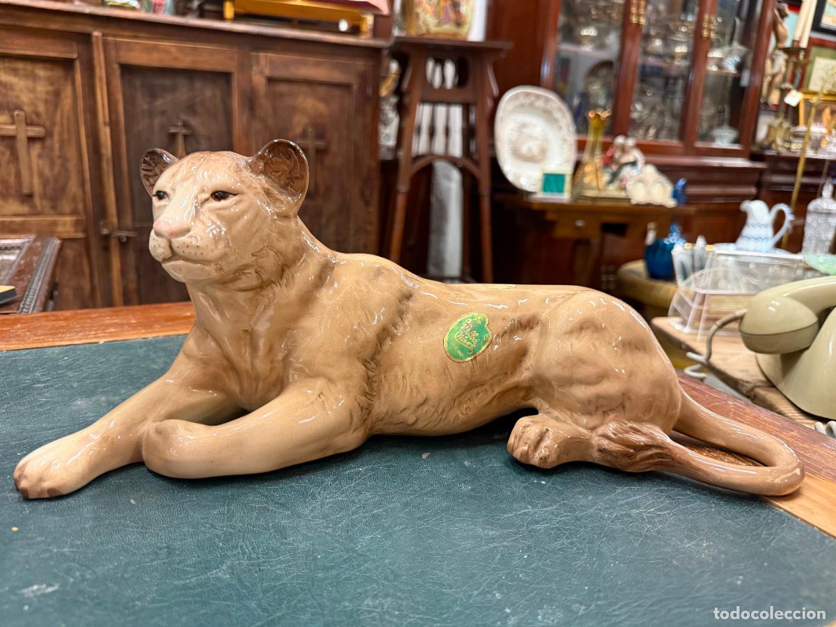 Antig&uuml;edades: ESCULTURA LEONA DE PORCELANA INGLESA MELBA WARE - MEDIDA 37 CM
