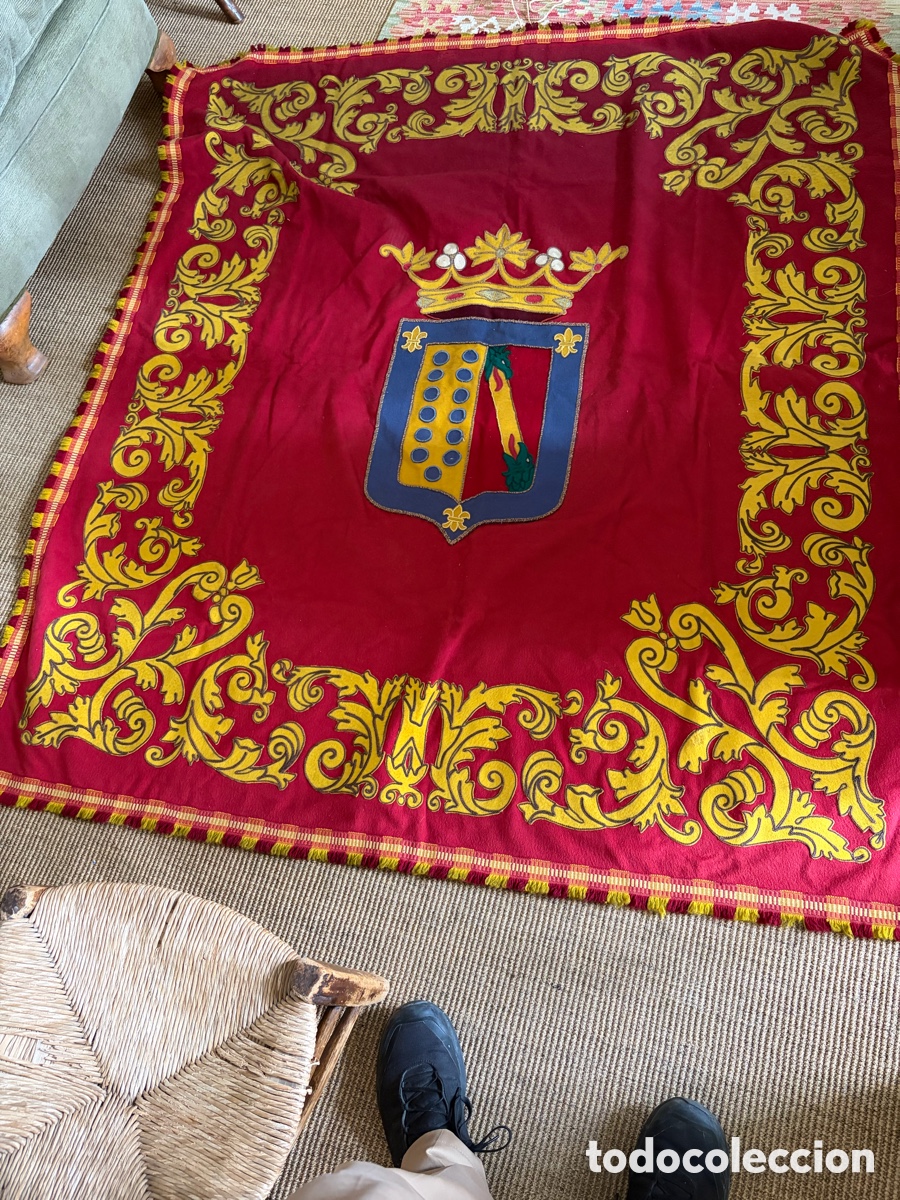 Antig&uuml;edades: Antiguo pa&ntilde;o her&aacute;ldico de gran formato con escudo de armas bordado y aplicaciones textiles