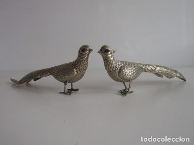 Antig&uuml;edades: PRECIOSA PAREJA DE FAISANES DE ALPACA ANTIGUOS DE 17 CM