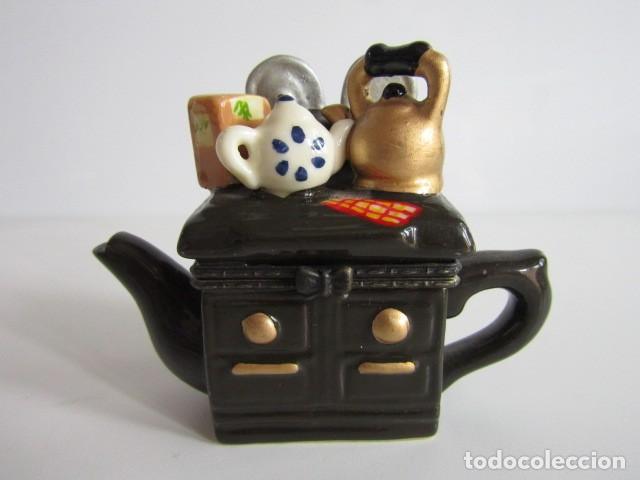 Antig&uuml;edades: PRECIOSA CAJITA DE PORCELANA REPRESENTANDO A TETERA Y UTENSILIOS COCINA