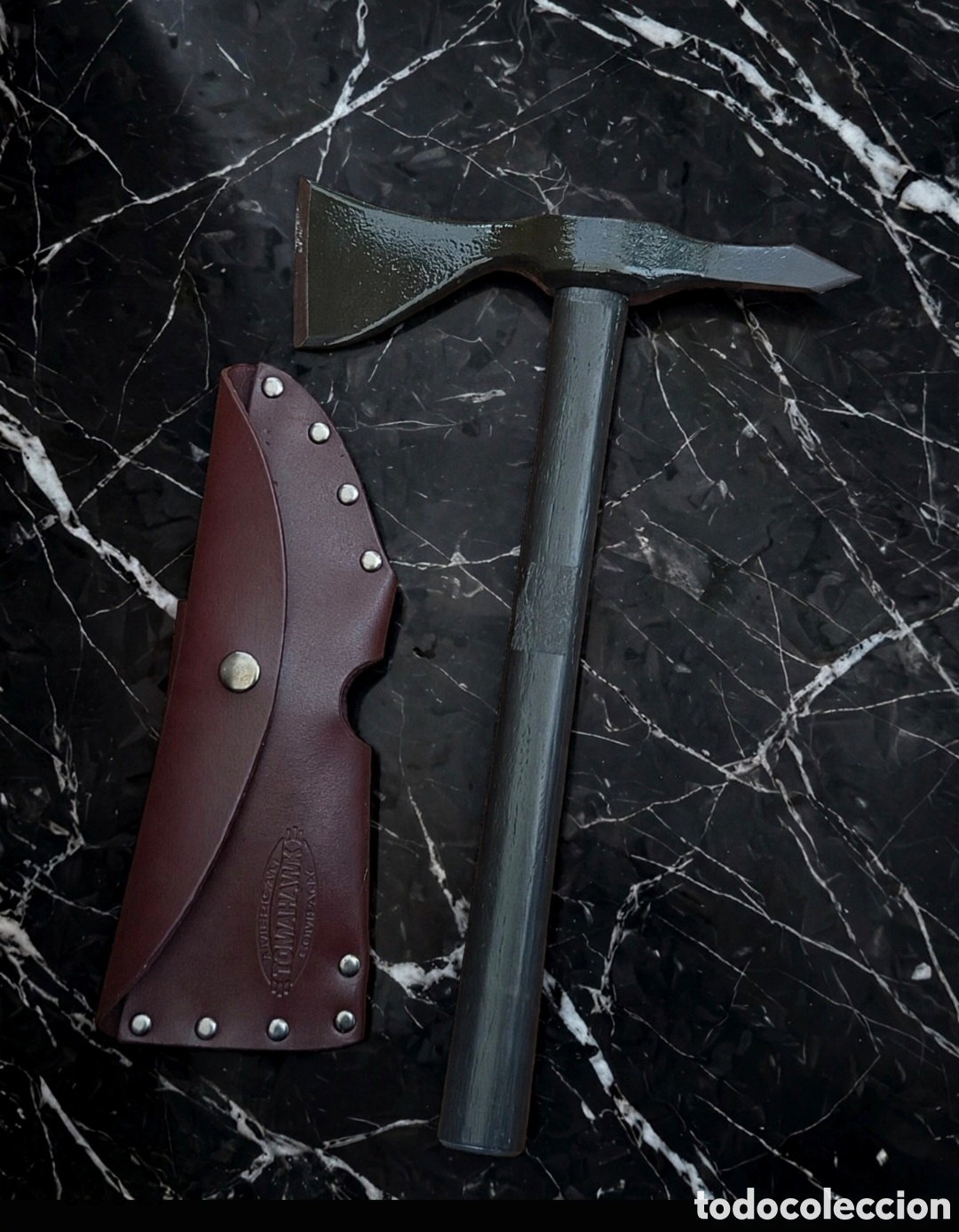Antig&uuml;edades: Tomahawk madera ATC* con funda de cuero original.