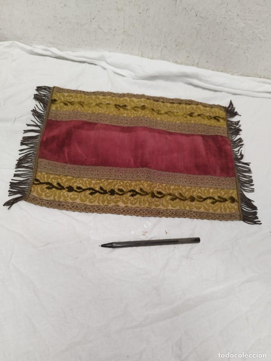 Antiquit&eacute;s: Antiguo tapete o centro de mesa de terciopelo granate y dorado. Principios sg. XX, posible religioso