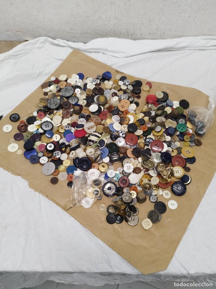 Antig&uuml;edades: Gran lote variado de botones de diferentes modelos. Sin contar. - Foto 1