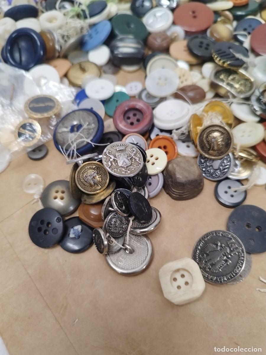 Antig&uuml;edades: Gran lote variado de botones de diferentes modelos. Sin contar. - Foto 2