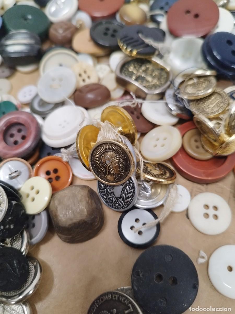 Antig&uuml;edades: Gran lote variado de botones de diferentes modelos. Sin contar. - Foto 3