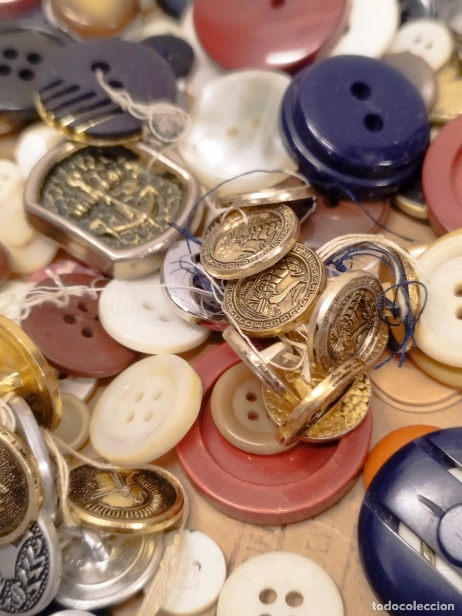 Antig&uuml;edades: Gran lote variado de botones de diferentes modelos. Sin contar. - Foto 4