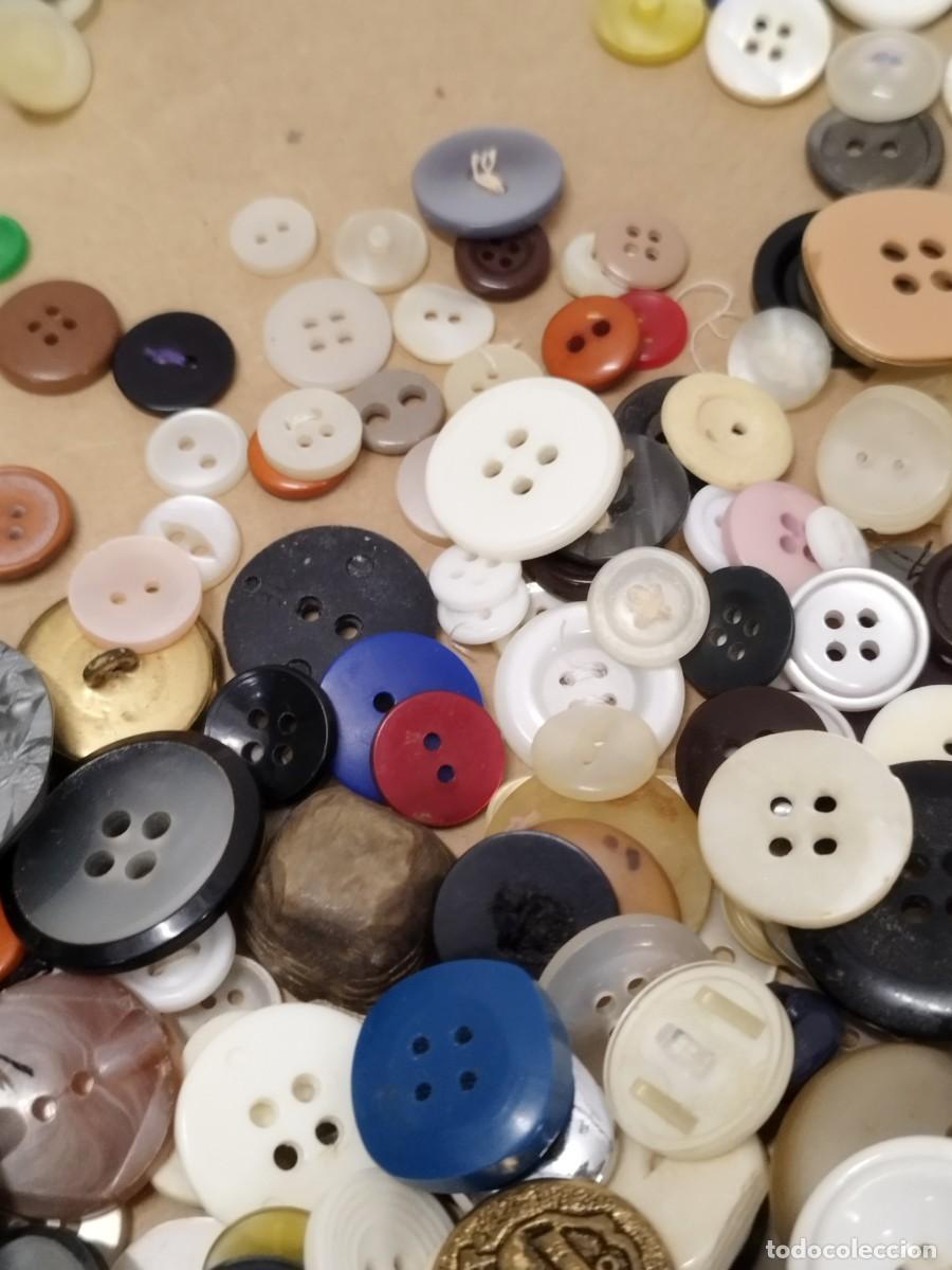 Antig&uuml;edades: Gran lote variado de botones de diferentes modelos. Sin contar. - Foto 13