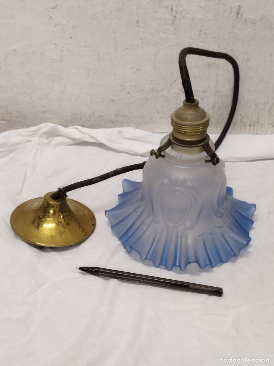 Antig&uuml;edades: Antigua lampara de techo con tulipa de cristal. Sin probar. Modernista.
