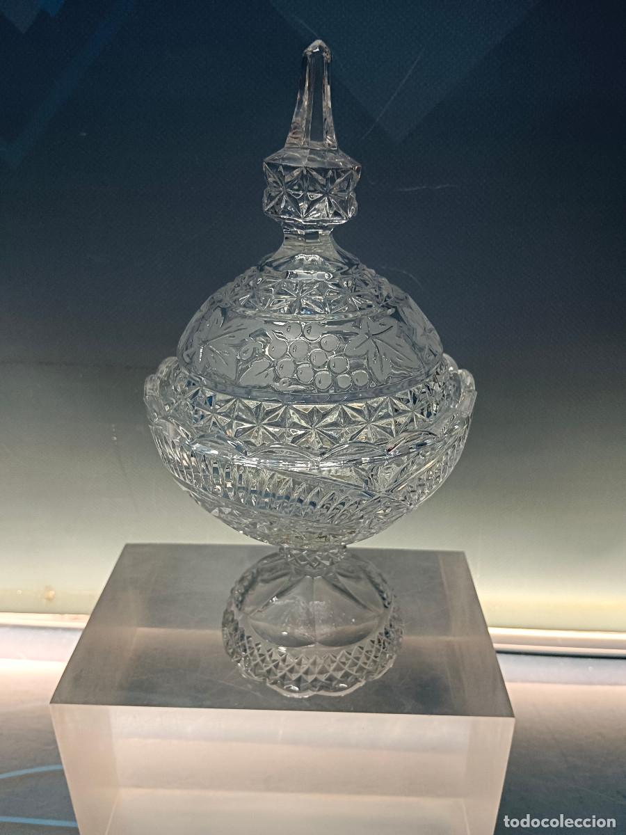 Antig&uuml;edades: Bombonera de cristal tallado en perfecto estado 22 cm.
