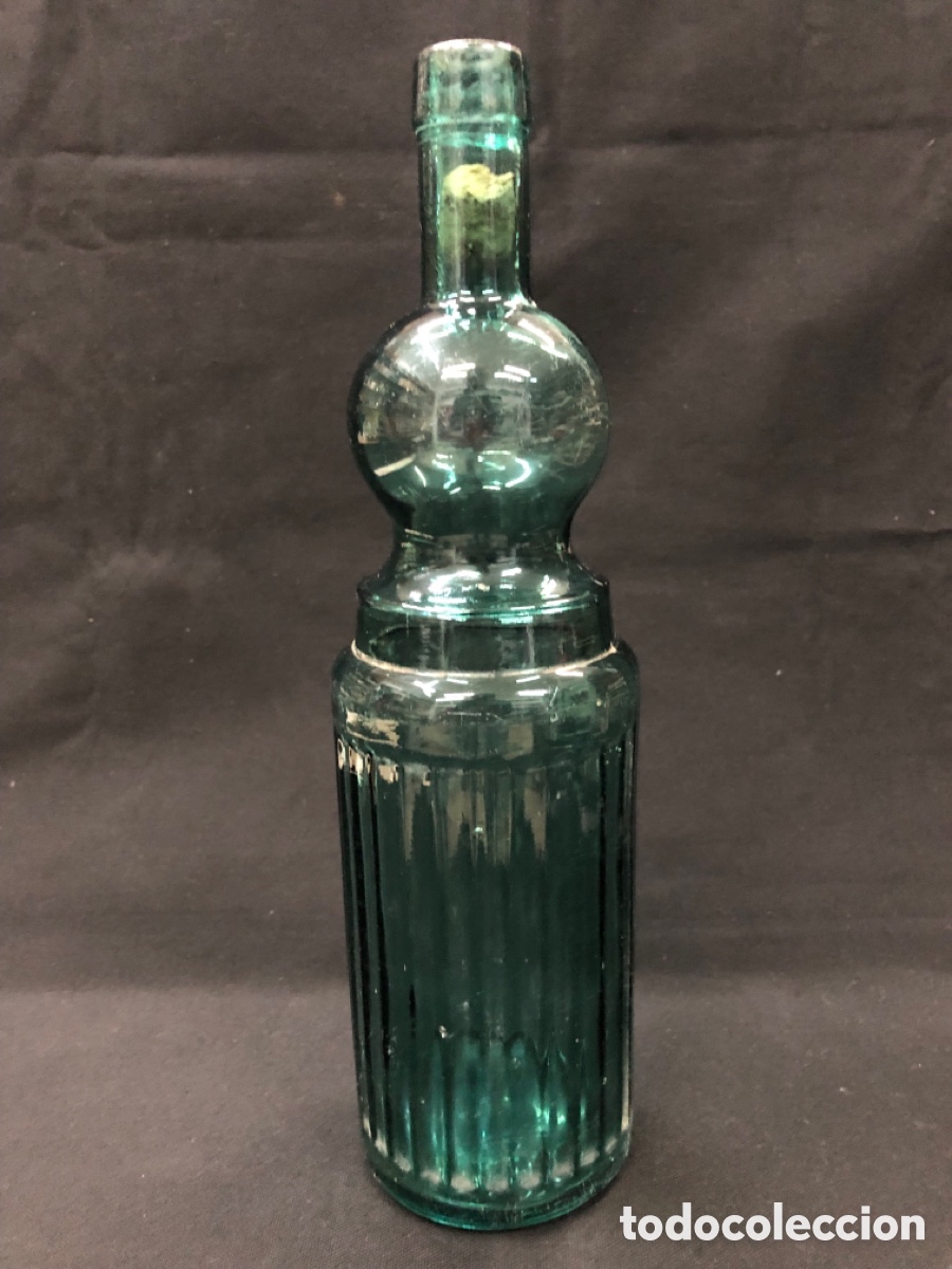 Antig&uuml;edades: Antigua botella de vidrio soplado verde con esfera y estr&iacute;as (S. XIX - XX) - 30 cm