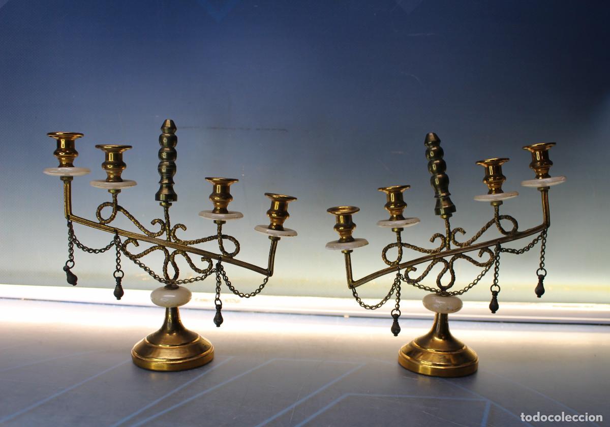 Antig&uuml;edades: Pareja de peque&ntilde;os candelabros con cadenas, 4 brazos, lat&oacute;n y alabastro.