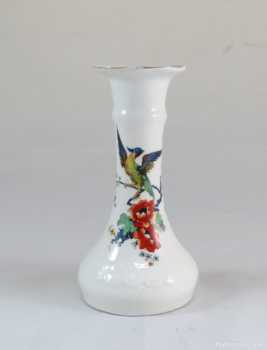 Antig&uuml;edades: Casti&ccedil;al em faian&ccedil;a portuguesa decorado com p&aacute;ssaro; N&atilde;o marcado; Altura &ndash; 14cm;