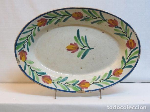 Antig&uuml;edades: Travessa oval, em faian&ccedil;a portuguesa, decorada com flores, n&ordm;3; Fabrico do Norte; Dimens&otilde;es &ndash; 27cm x