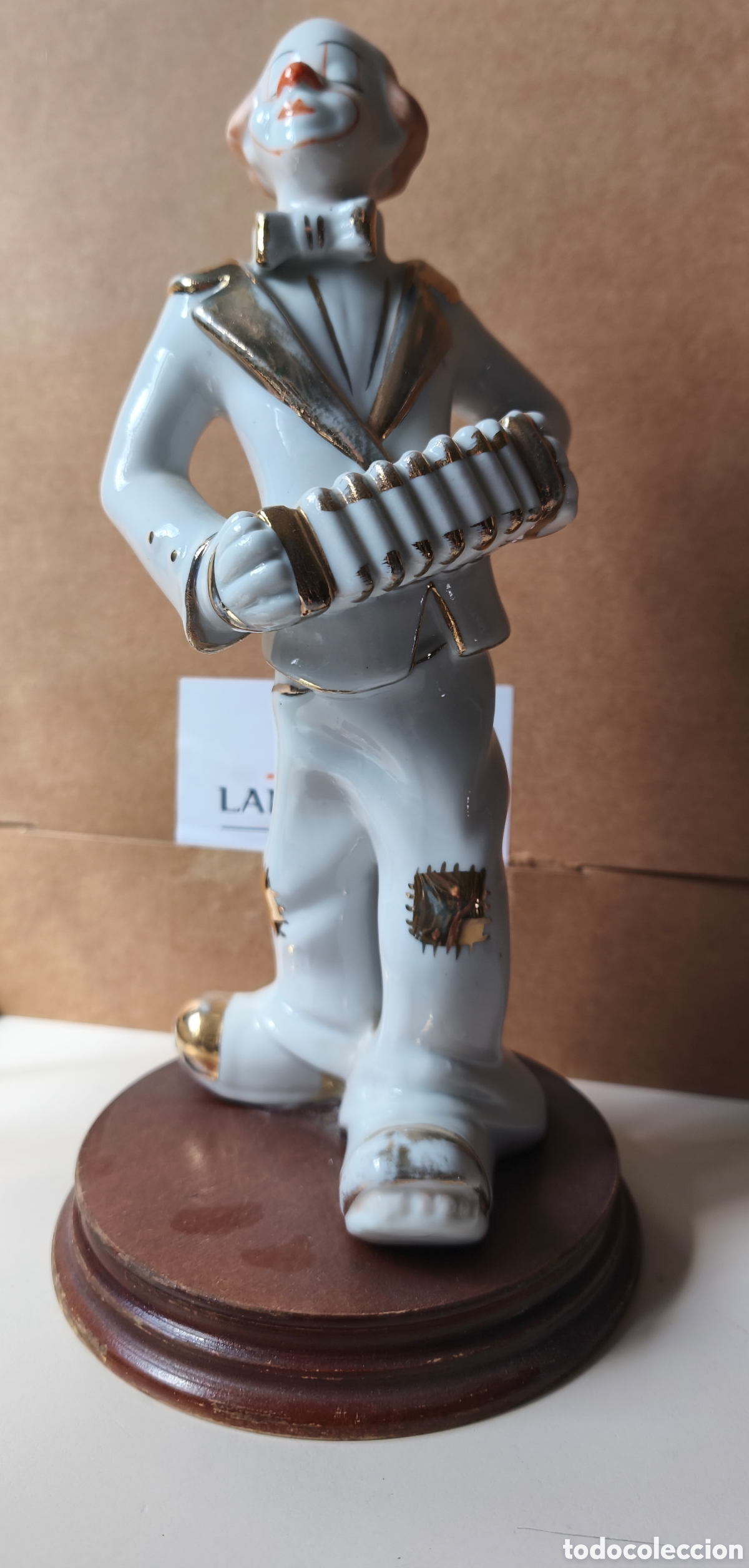 Antig&uuml;edades: Elegante payaso de porcelana con acordeon