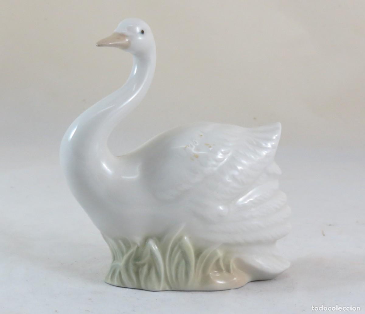 Antig&uuml;edades: Cisne porcelana portuguesa; Marcado como &eacute; mostrado, Altura-15cm; Condi&ccedil;&atilde;o-boa.