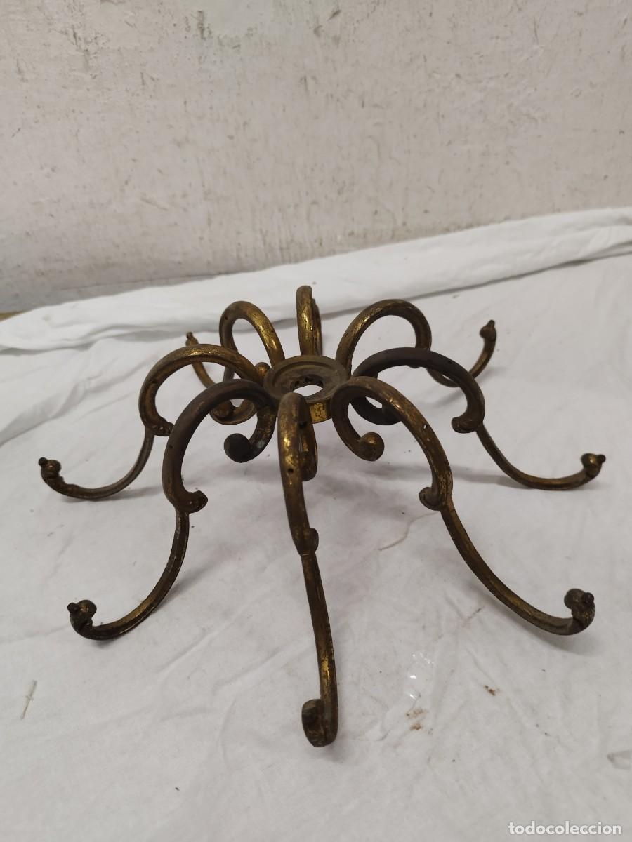Antig&uuml;edades: Antigua corona superior o copete. Parte m&aacute;s alta de una l&aacute;mpara de ara&ntilde;a de cristal o bronce.