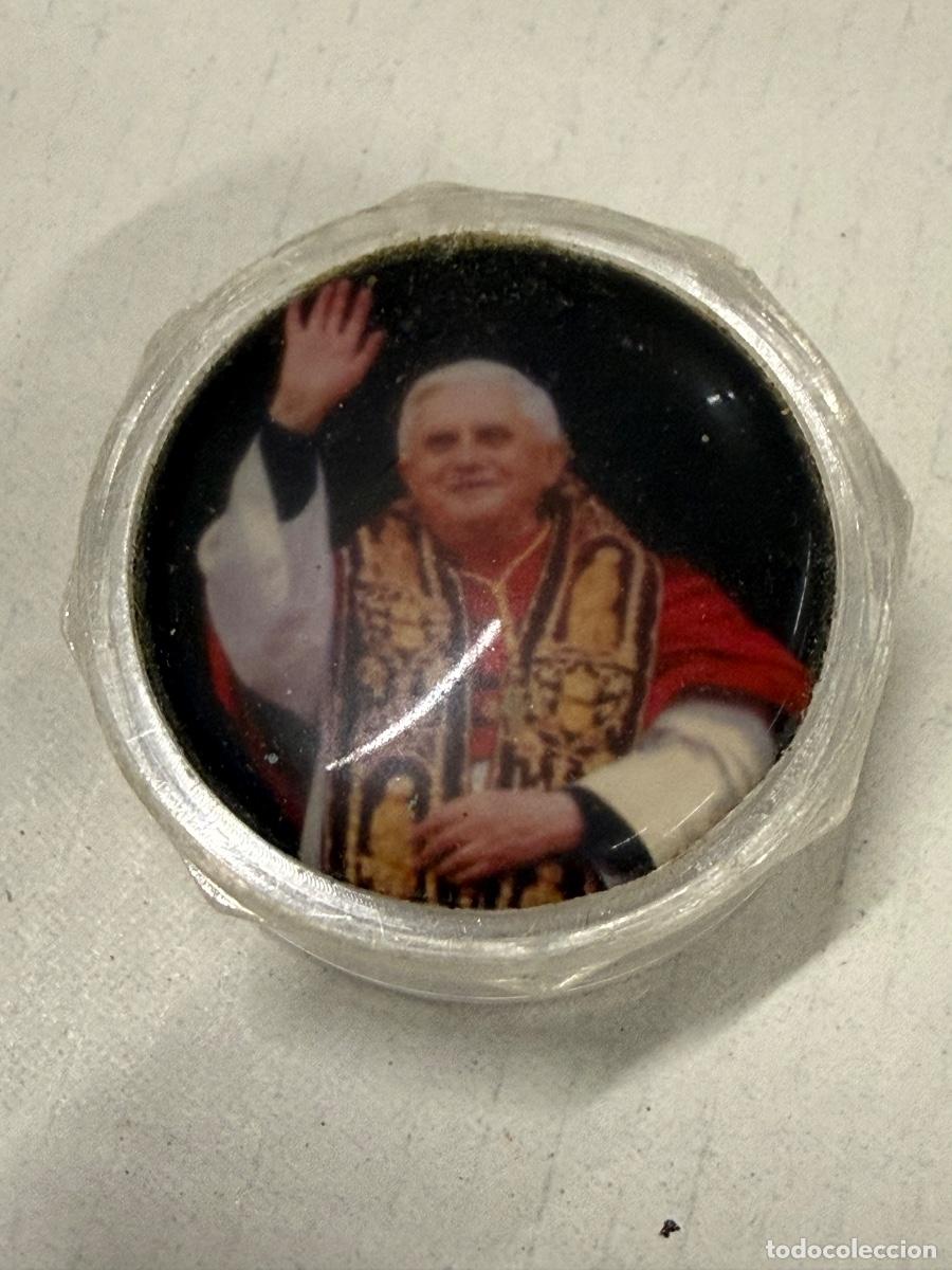 Antig&uuml;edades: Cajita para guardar rosario peque&ntilde;o. Imagen del Papa Benedicto XVI