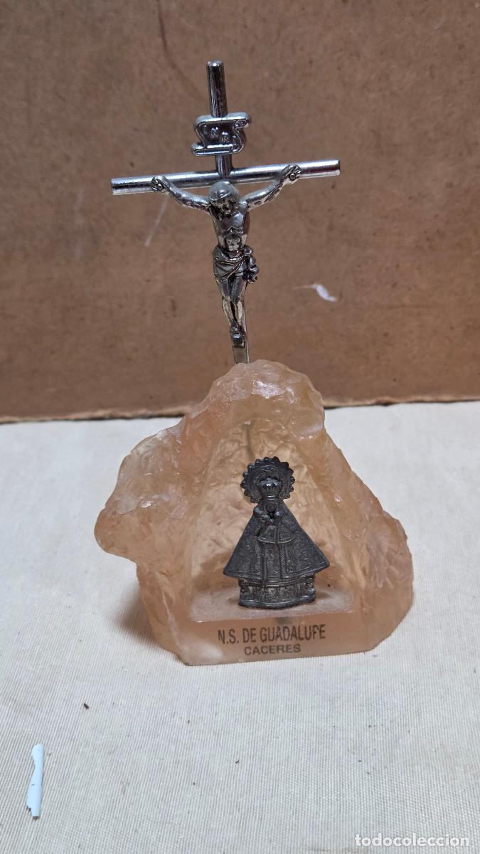 Antig&uuml;edades: crucifijo en una roca de piedra - Foto 1