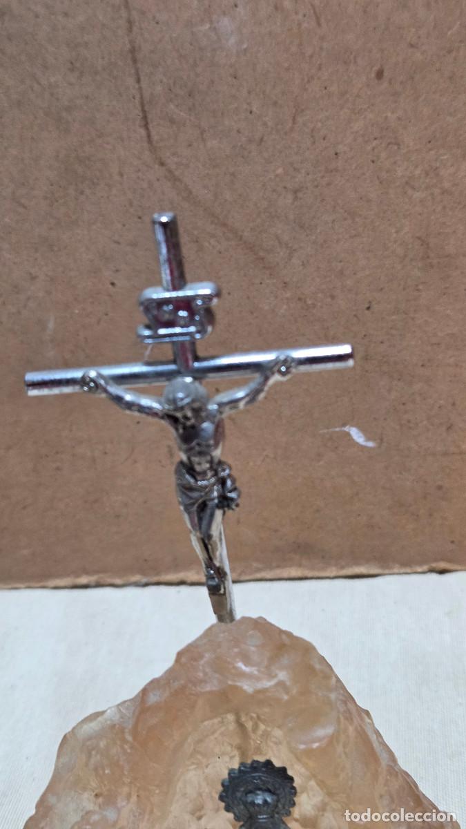 Antig&uuml;edades: crucifijo en una roca de piedra - Foto 2