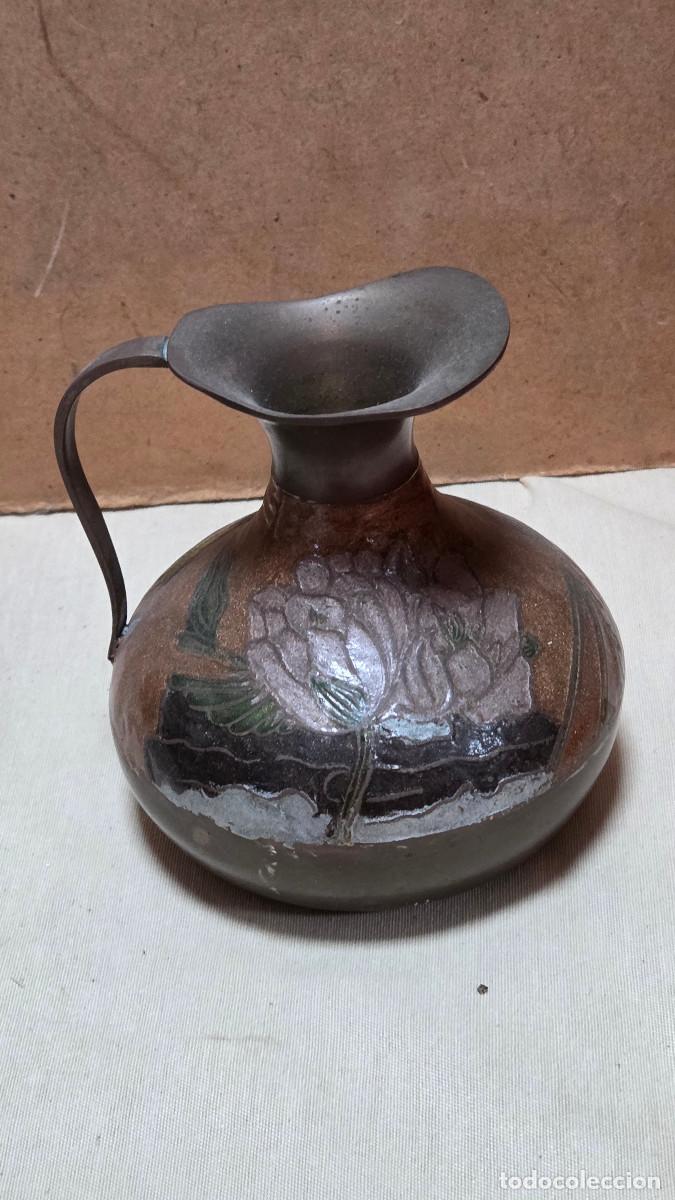 Antig&uuml;edades: jarra de metal repujado
