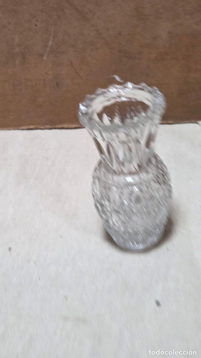 Antig&uuml;edades: peque&ntilde;o jarron de cristal