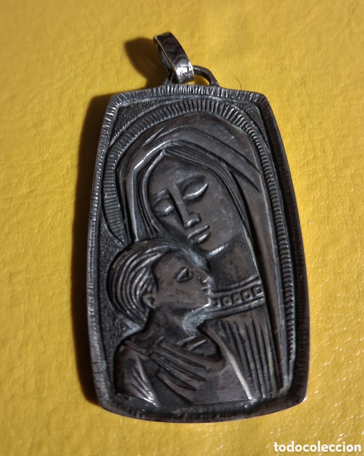 Antig&uuml;edades: Medalla de plata de la Virgen y el Ni&ntilde;o Jes&uacute;s
