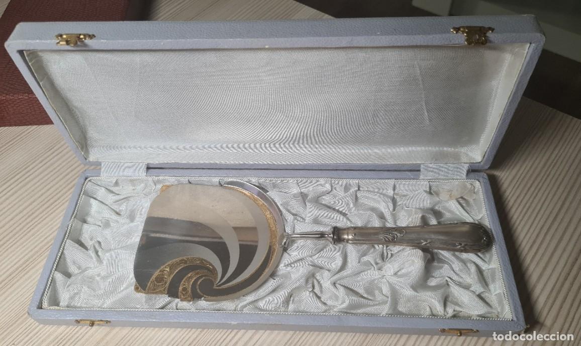Antig&uuml;edades: PALA DE SERVIR. ALPACA Y METAL DORADO EN SU CAJA
