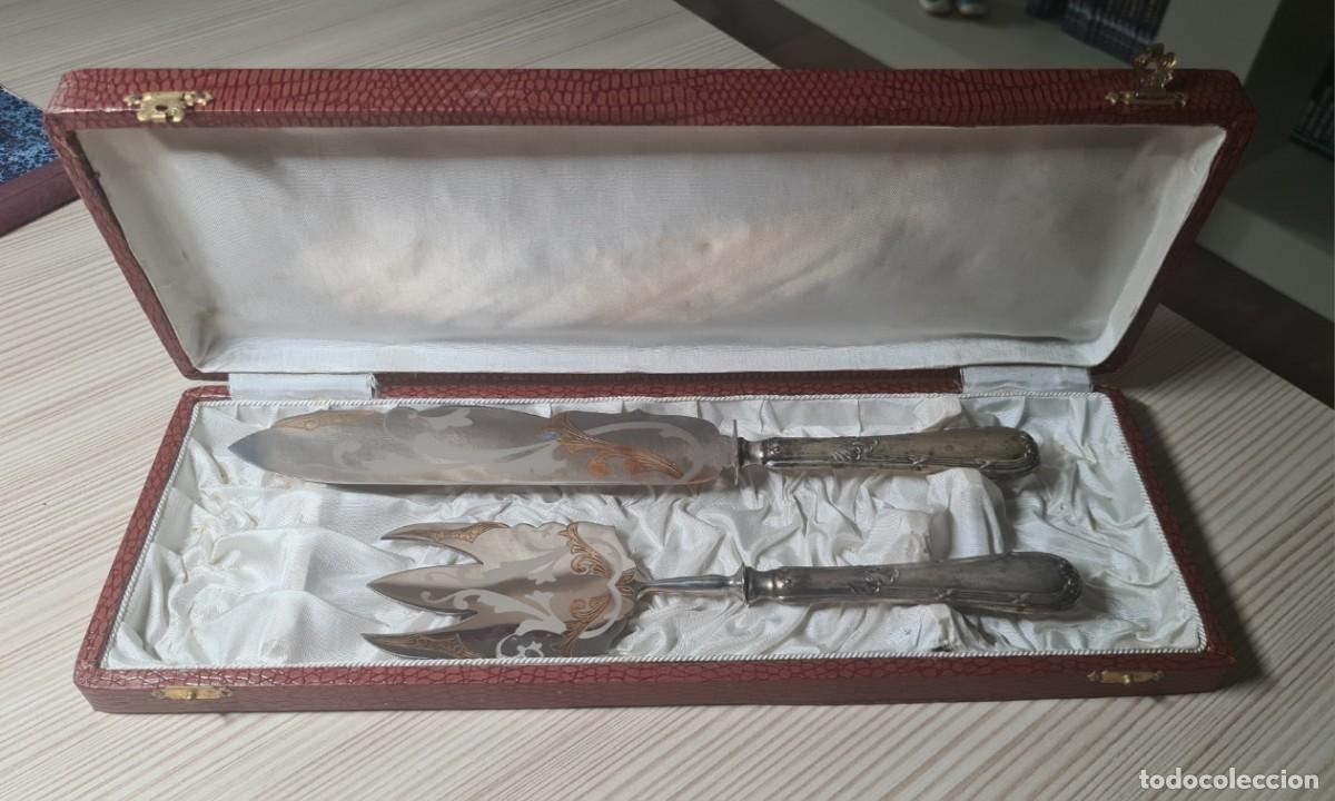 Antig&uuml;edades: CONJUNTO DE TENEDOR Y CUCHILLO PARA SERVIR, GRANDES, ALPACA Y METAL DORADO EN SU CAJA