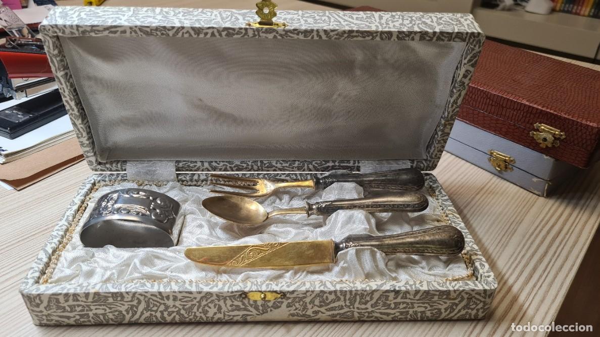 Antig&uuml;edades: Estuche con juego de cubiertos y servilletero infantil de alpaca y metal dorado