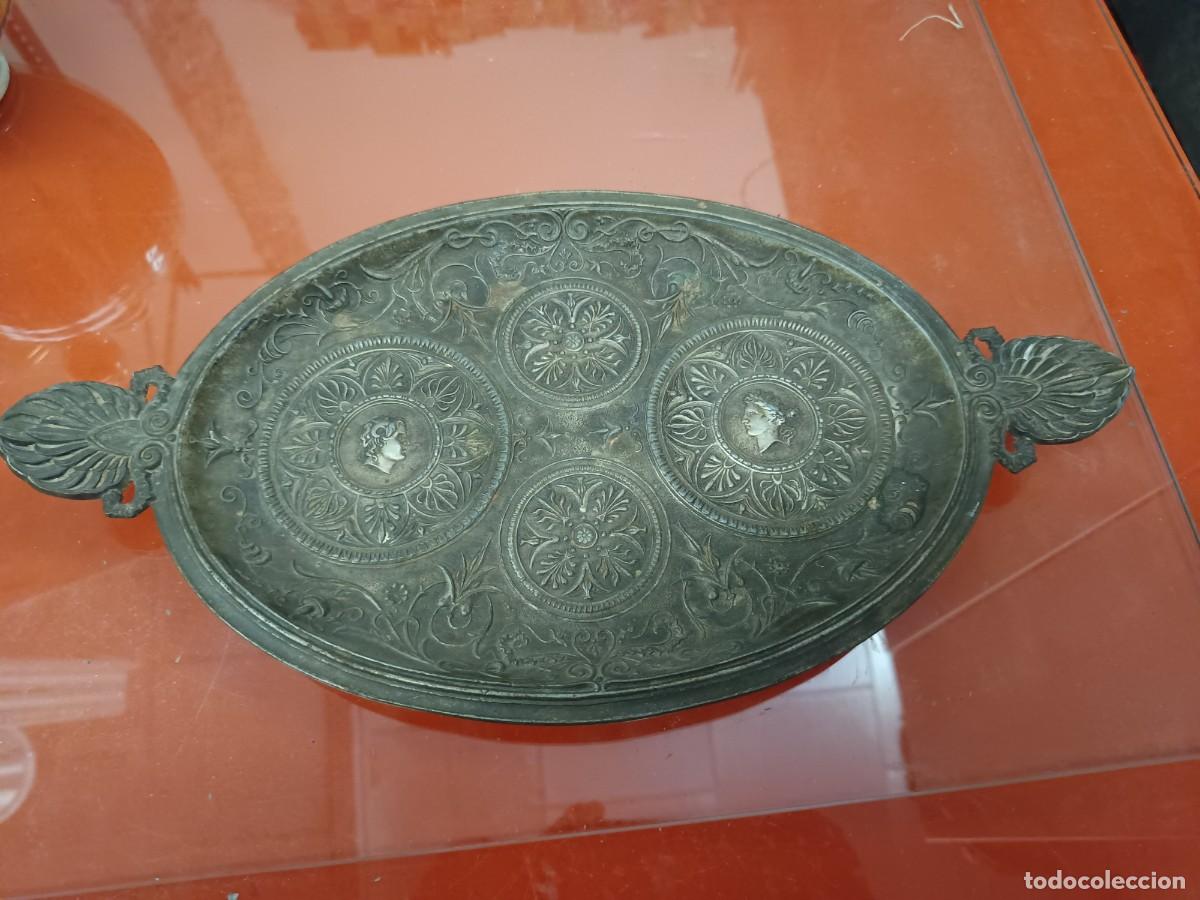 Antig&uuml;edades: BANDEJA DE BRONCE TALLADA - Foto 1