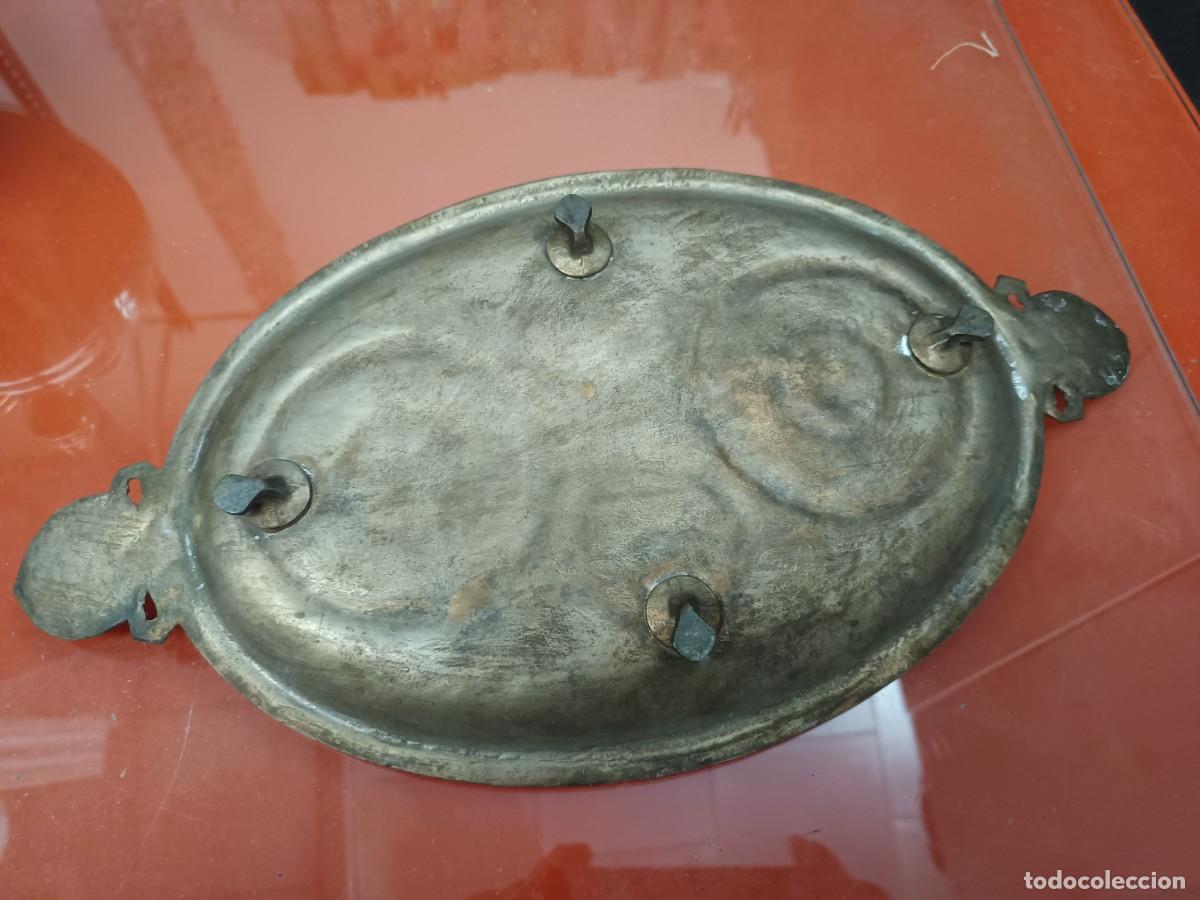 Antig&uuml;edades: BANDEJA DE BRONCE TALLADA - Foto 2