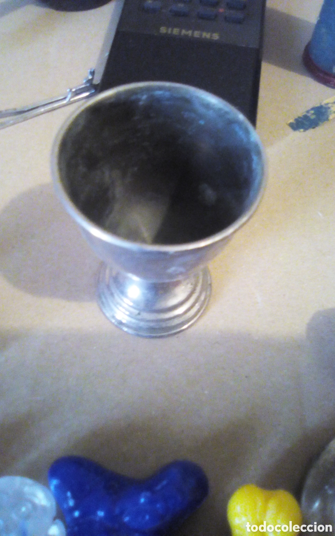 Antig&uuml;edades: Antigua copita de metal inox para servir huevos cocidos. Mide 62 mm., usada.