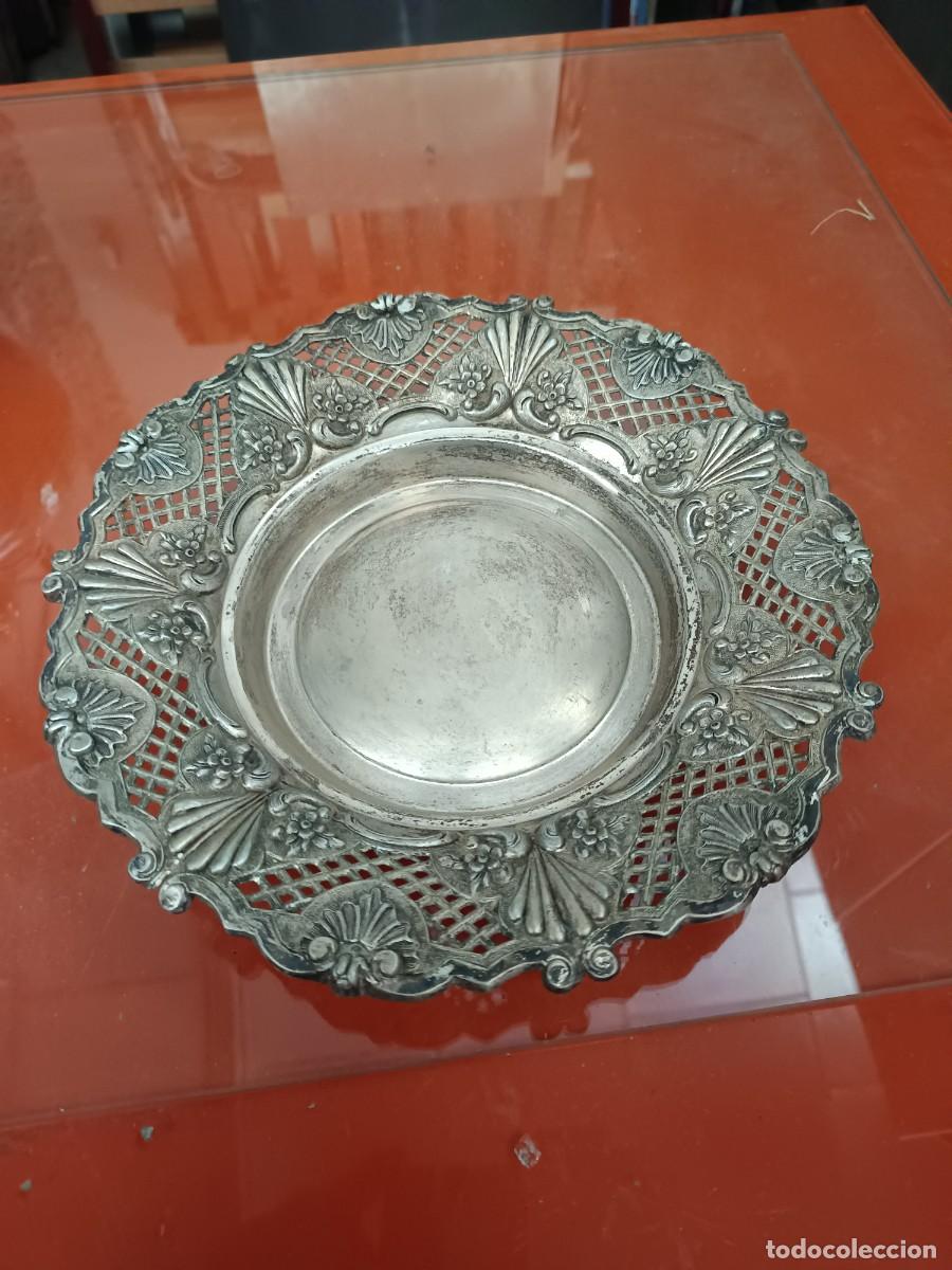 Antig&uuml;edades: BANDEJA REDOMDA PLATEADA