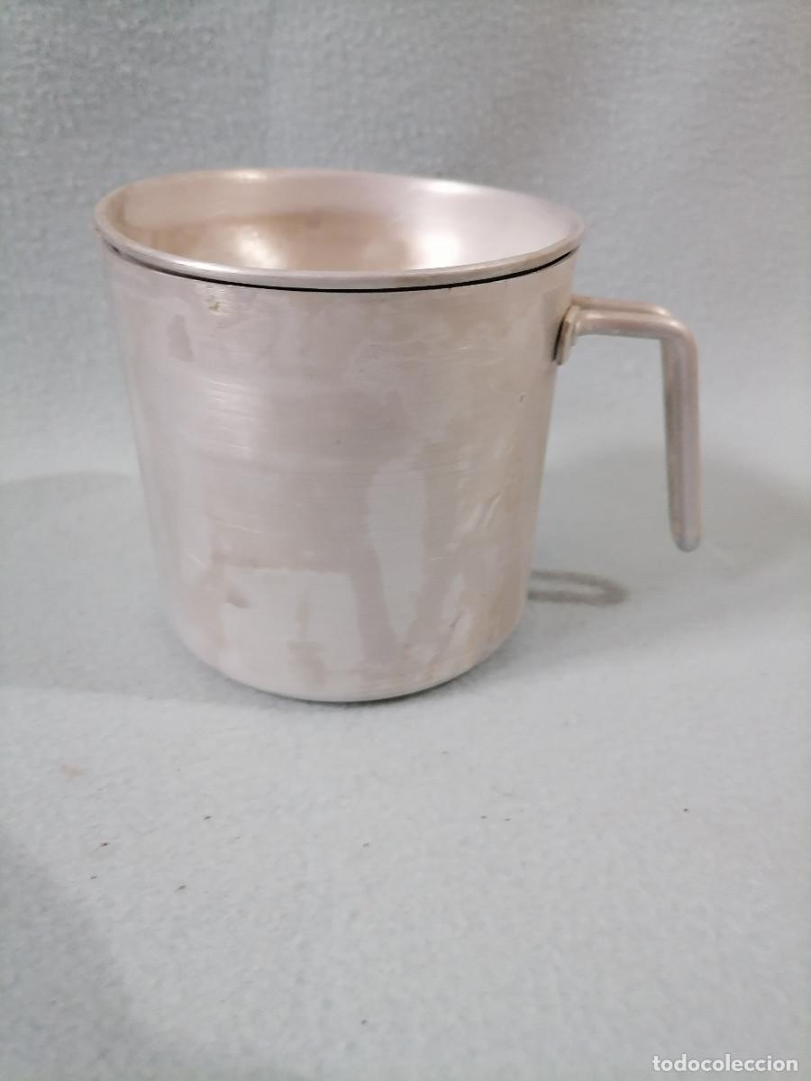 Antig&uuml;edades: Jarra de aluminio con filtro para aceite